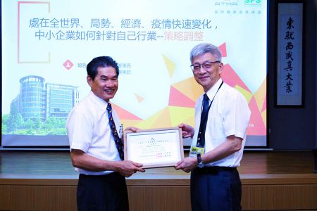 ศาสตราจารย์ Dr. Zhuomin Yu และผู้อำนวยการ Mr. Chen แลกเปลี่ยนของขวัญ